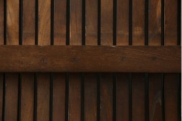 アンティークの格子蔵戸をリペア&カスタム!リサイズし、裏側の引手を取り付け。1トーン落ち着いた色味に着色仕上げ。(玄関戸、玄関ドア、引き戸)