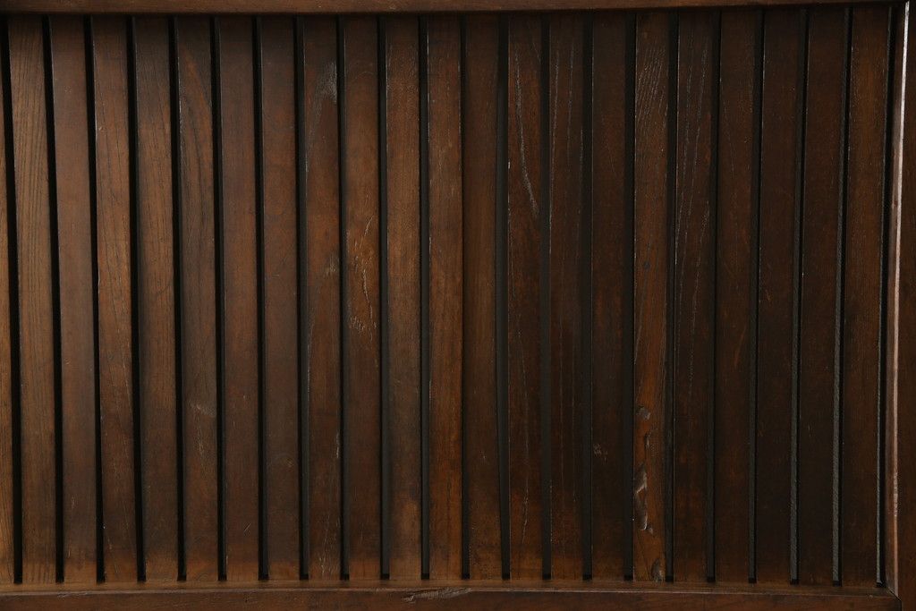 アンティークの格子蔵戸をリペア&カスタム!リサイズし、裏側の引手を取り付け。1トーン落ち着いた色味に着色仕上げ。(玄関戸、玄関ドア、引き戸)