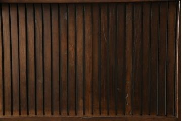 アンティークの格子蔵戸をリペア&カスタム!リサイズし、裏側の引手を取り付け。1トーン落ち着いた色味に着色仕上げ。(玄関戸、玄関ドア、引き戸)