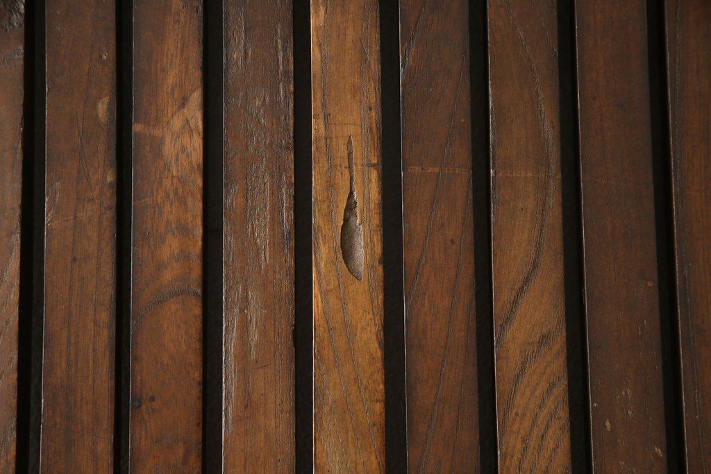 アンティークの格子蔵戸をリペア&カスタム!リサイズし、裏側の引手を取り付け。1トーン落ち着いた色味に着色仕上げ。(玄関戸、玄関ドア、引き戸)