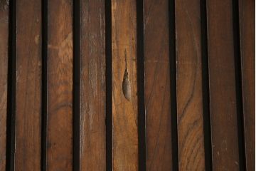 アンティークの格子蔵戸をリペア&カスタム!リサイズし、裏側の引手を取り付け。1トーン落ち着いた色味に着色仕上げ。(玄関戸、玄関ドア、引き戸)