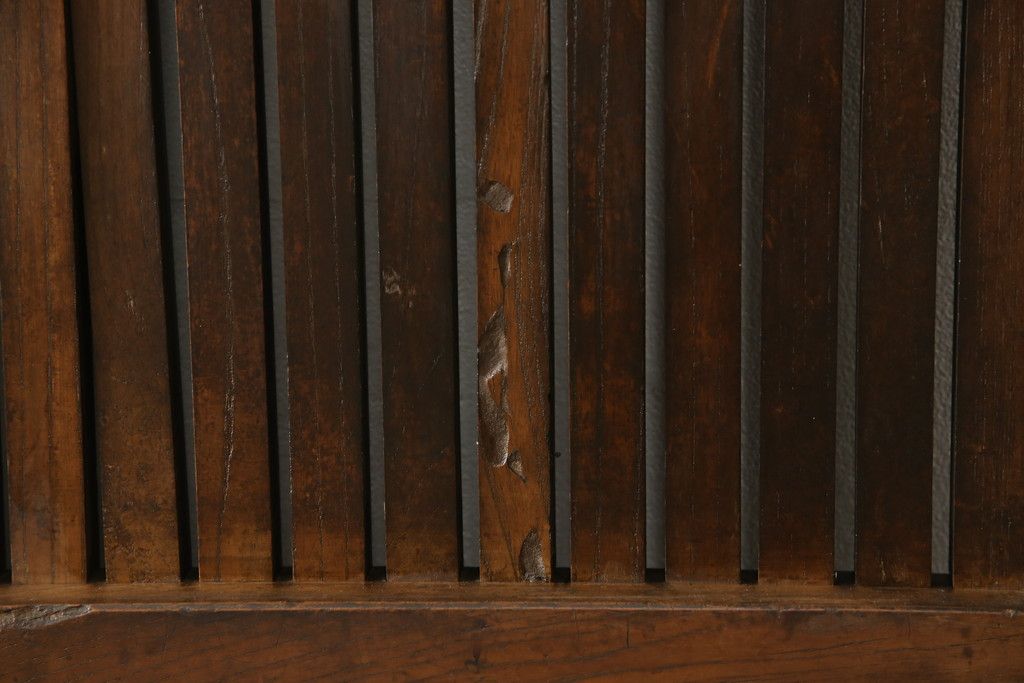 アンティークの格子蔵戸をリペア&カスタム!リサイズし、裏側の引手を取り付け。1トーン落ち着いた色味に着色仕上げ。(玄関戸、玄関ドア、引き戸)