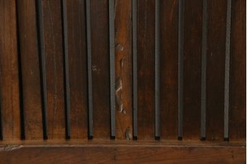 アンティークの格子蔵戸をリペア&カスタム!リサイズし、裏側の引手を取り付け。1トーン落ち着いた色味に着色仕上げ。(玄関戸、玄関ドア、引き戸)