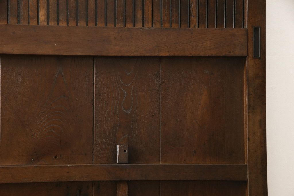 アンティークの格子蔵戸をリペア&カスタム!リサイズし、裏側の引手を取り付け。1トーン落ち着いた色味に着色仕上げ。(玄関戸、玄関ドア、引き戸)