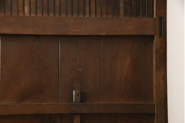 アンティークの格子蔵戸をリペア&カスタム!リサイズし、裏側の引手を取り付け。1トーン落ち着いた色味に着色仕上げ。(玄関戸、玄関ドア、引き戸)