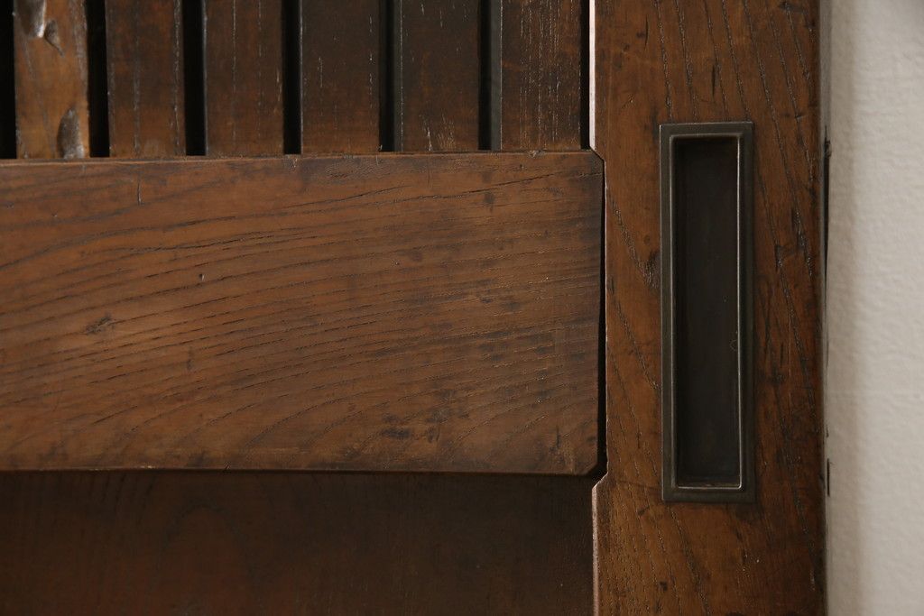 アンティークの格子蔵戸をリペア&カスタム!リサイズし、裏側の引手を取り付け。1トーン落ち着いた色味に着色仕上げ。(玄関戸、玄関ドア、引き戸)