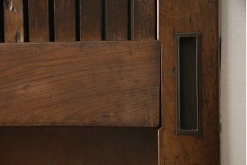 アンティークの格子蔵戸をリペア&カスタム!リサイズし、裏側の引手を取り付け。1トーン落ち着いた色味に着色仕上げ。(玄関戸、玄関ドア、引き戸)