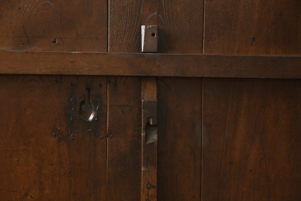 アンティークの格子蔵戸をリペア&カスタム!リサイズし、裏側の引手を取り付け。1トーン落ち着いた色味に着色仕上げ。(玄関戸、玄関ドア、引き戸)