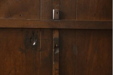 アンティークの格子蔵戸をリペア&カスタム!リサイズし、裏側の引手を取り付け。1トーン落ち着いた色味に着色仕上げ。(玄関戸、玄関ドア、引き戸)