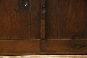 アンティークの格子蔵戸をリペア&カスタム!リサイズし、裏側の引手を取り付け。1トーン落ち着いた色味に着色仕上げ。(玄関戸、玄関ドア、引き戸)