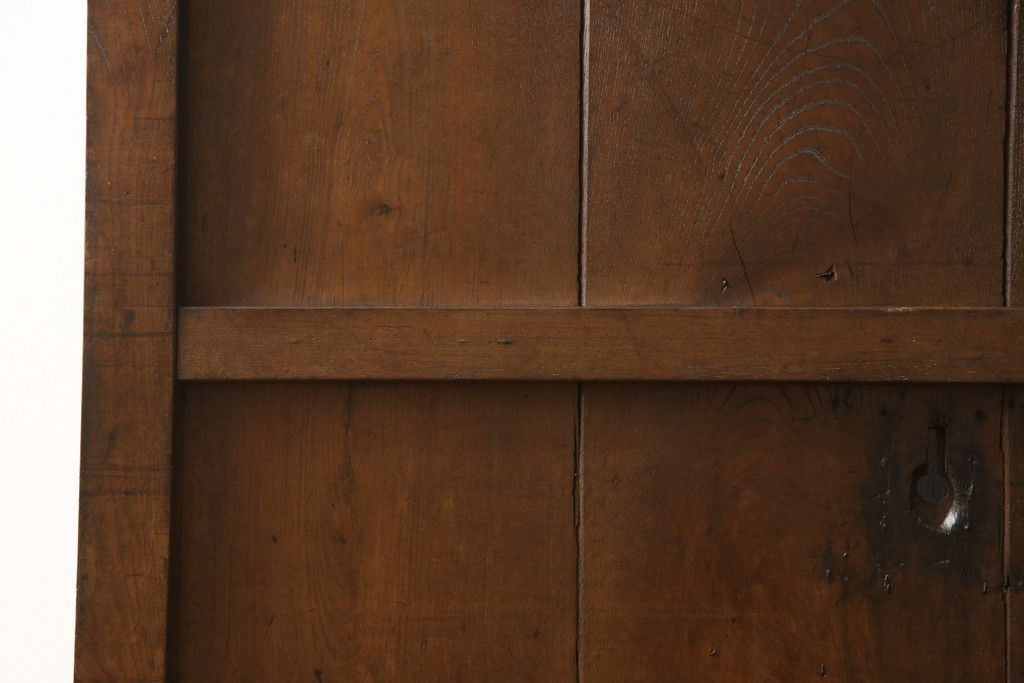 アンティークの格子蔵戸をリペア&カスタム!リサイズし、裏側の引手を取り付け。1トーン落ち着いた色味に着色仕上げ。(玄関戸、玄関ドア、引き戸)