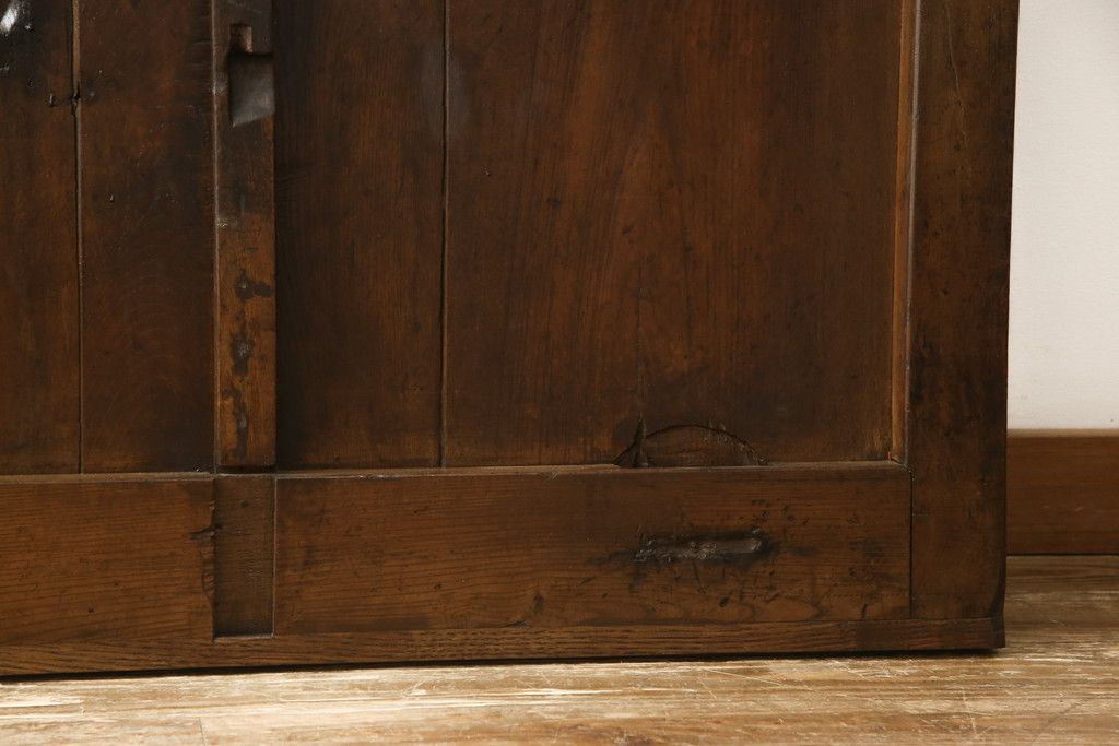 アンティークの格子蔵戸をリペア&カスタム!リサイズし、裏側の引手を取り付け。1トーン落ち着いた色味に着色仕上げ。(玄関戸、玄関ドア、引き戸)