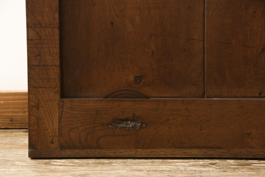 アンティークの格子蔵戸をリペア&カスタム!リサイズし、裏側の引手を取り付け。1トーン落ち着いた色味に着色仕上げ。(玄関戸、玄関ドア、引き戸)