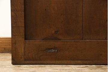 アンティークの格子蔵戸をリペア&カスタム!リサイズし、裏側の引手を取り付け。1トーン落ち着いた色味に着色仕上げ。(玄関戸、玄関ドア、引き戸)