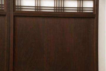 障子帯戸2枚セットをリペア&カスタム!リサイズし、戸車・引手金具を取り付け。障子はプラスチック障子に張り替え。現状に近い色味に着色仕上げ。(引き戸)