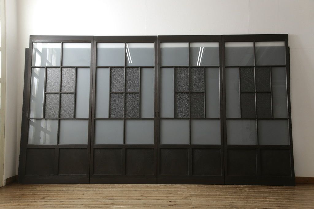 アンティークの建具をリペア&カスタム!高さと幅をリサイズし、モダンなデザインに変更。引手の取り付け。濃い茶色で着色仕上げ。(ガラス戸、引き戸)