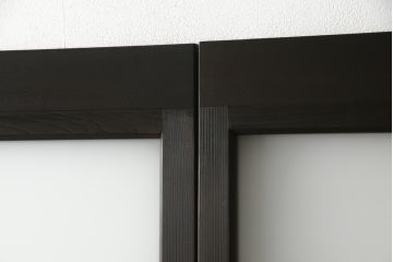 アンティークの建具をリペア&カスタム!高さと幅をリサイズし、モダンなデザインに変更。引手の取り付け。濃い茶色で着色仕上げ。(ガラス戸、引き戸)