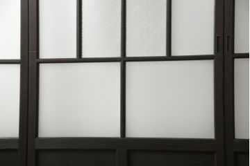 アンティークの建具をリペア&カスタム!高さと幅をリサイズし、モダンなデザインに変更。引手の取り付け。濃い茶色で着色仕上げ。(ガラス戸、引き戸)