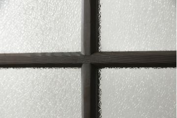 アンティークの建具をリペア&カスタム!高さと幅をリサイズし、モダンなデザインに変更。引手の取り付け。濃い茶色で着色仕上げ。(ガラス戸、引き戸)