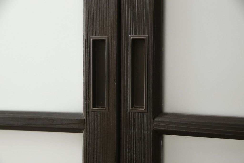 アンティークの建具をリペア&カスタム!高さと幅をリサイズし、モダンなデザインに変更。引手の取り付け。濃い茶色で着色仕上げ。(ガラス戸、引き戸)