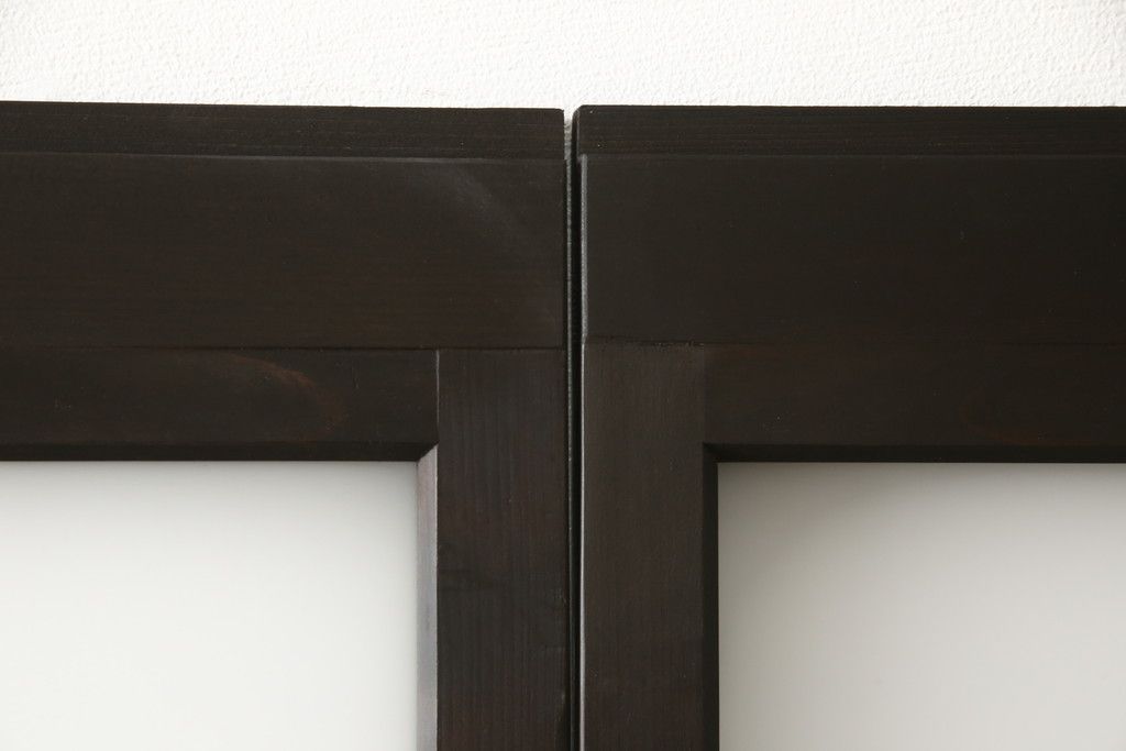 アンティークの建具をリペア&カスタム!高さと幅をリサイズし、モダンなデザインに変更。引手の取り付け。濃い茶色で着色仕上げ。(ガラス戸、引き戸)