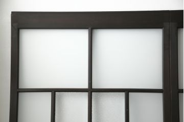 アンティークの建具をリペア&カスタム!高さと幅をリサイズし、モダンなデザインに変更。引手の取り付け。濃い茶色で着色仕上げ。(ガラス戸、引き戸)