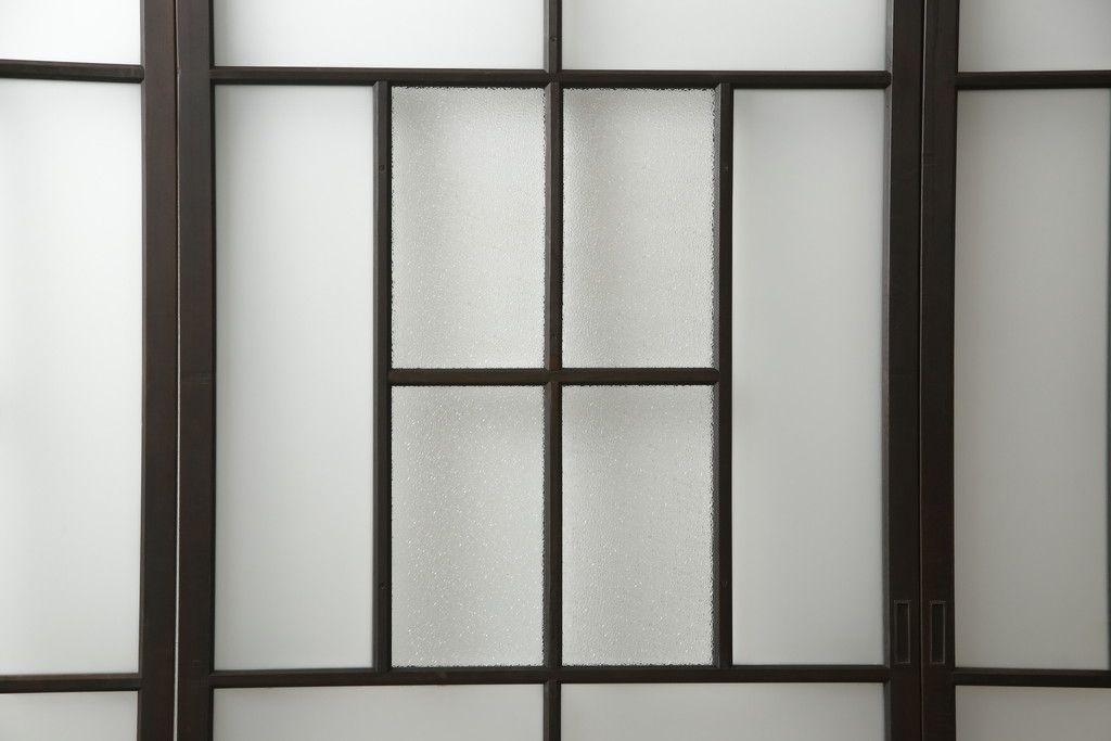 アンティークの建具をリペア&カスタム!高さと幅をリサイズし、モダンなデザインに変更。引手の取り付け。濃い茶色で着色仕上げ。(ガラス戸、引き戸)