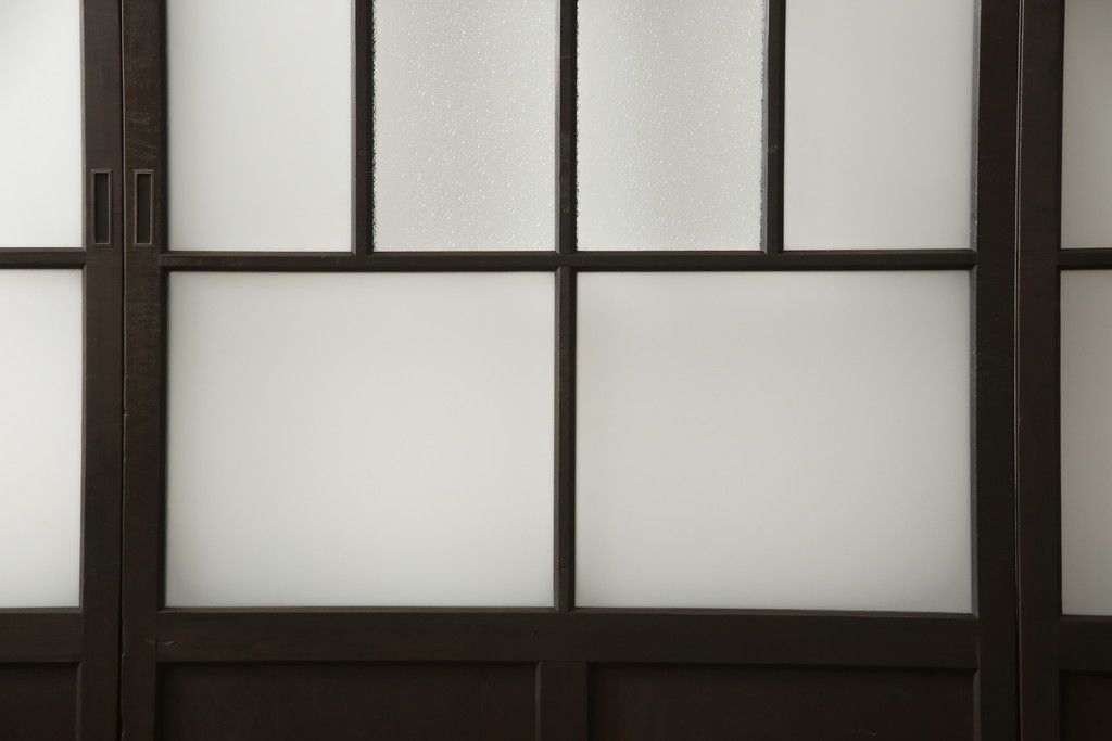 アンティークの建具をリペア&カスタム!高さと幅をリサイズし、モダンなデザインに変更。引手の取り付け。濃い茶色で着色仕上げ。(ガラス戸、引き戸)