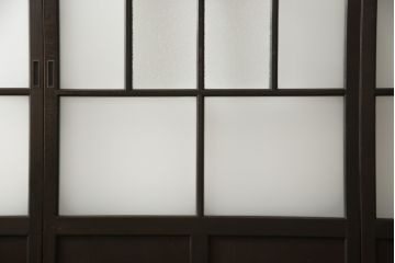 アンティークの建具をリペア&カスタム!高さと幅をリサイズし、モダンなデザインに変更。引手の取り付け。濃い茶色で着色仕上げ。(ガラス戸、引き戸)