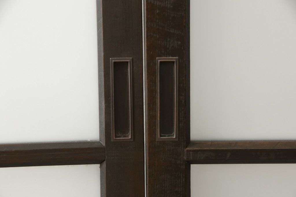 アンティークの建具をリペア&カスタム!高さと幅をリサイズし、モダンなデザインに変更。引手の取り付け。濃い茶色で着色仕上げ。(ガラス戸、引き戸)
