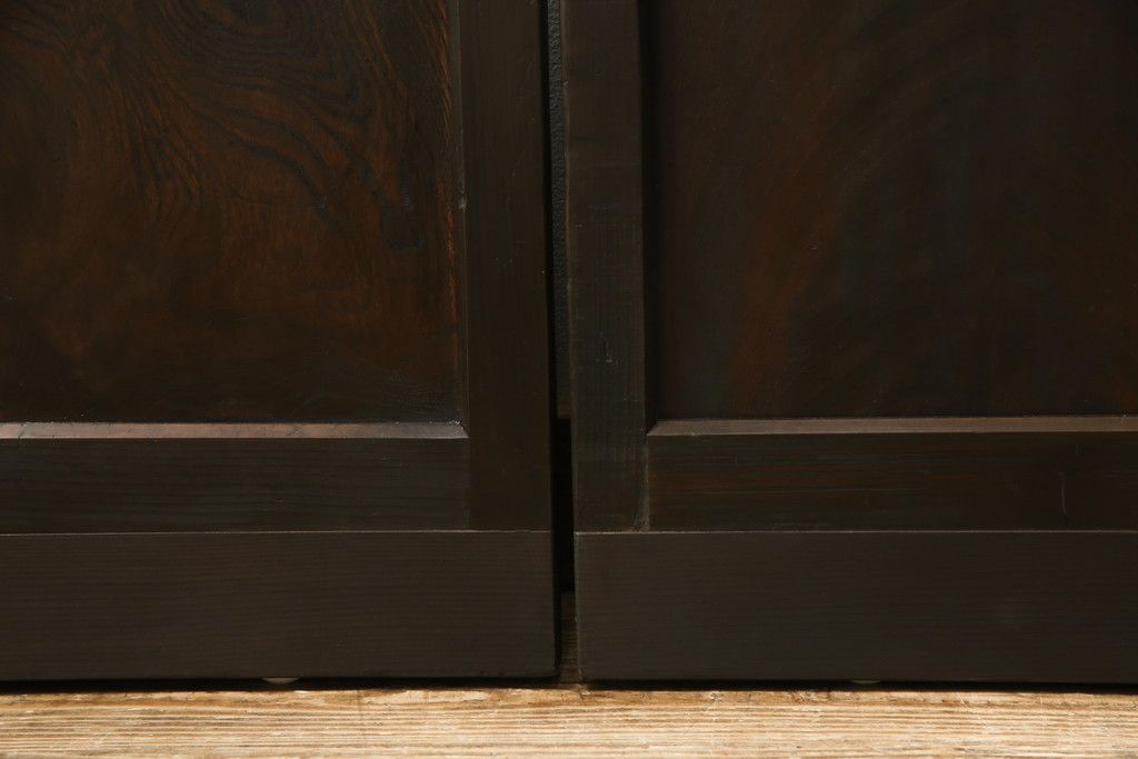 アンティークの建具をリペア&カスタム!高さと幅をリサイズし、モダンなデザインに変更。引手の取り付け。濃い茶色で着色仕上げ。(ガラス戸、引き戸)