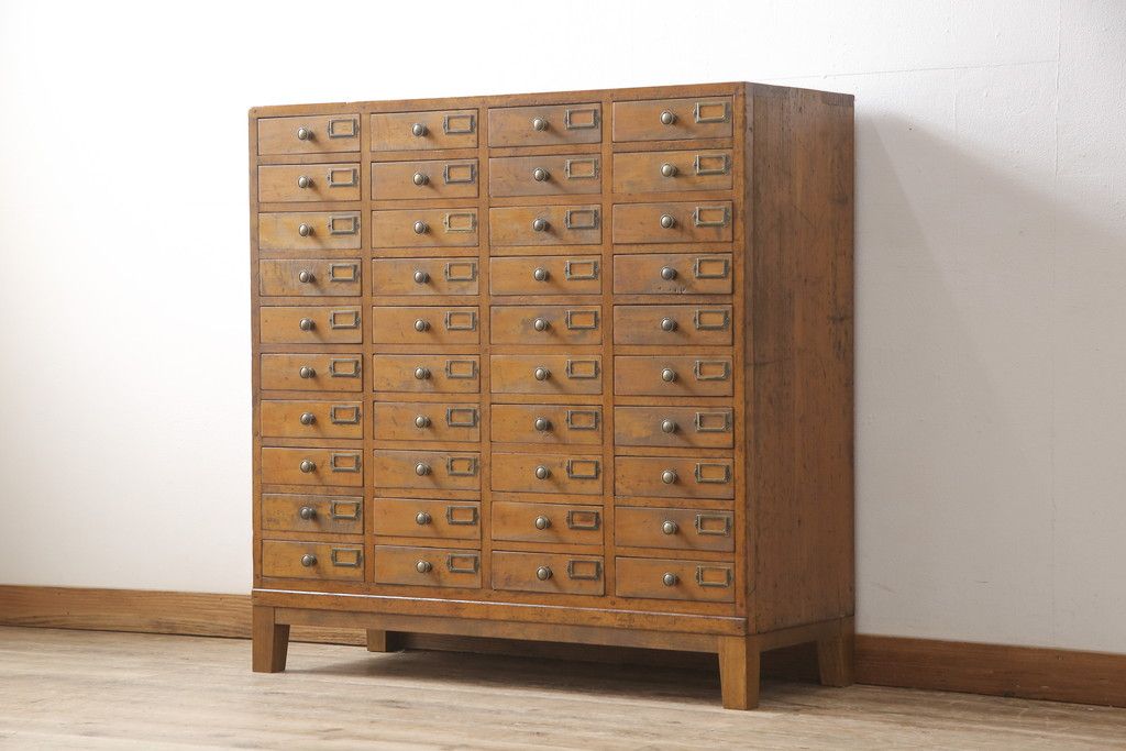 昭和初期のアンティークチェストをリペア&カスタム!木製脚を取り付け、取っ手とネームプレートを交換。1トーン落ち着いた色味に着色仕上げ。(引き出し、小物収納、店舗什器)