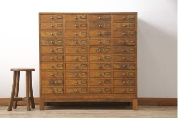 昭和初期のアンティークチェストをリペア&カスタム!木製脚を取り付け、取っ手とネームプレートを交換。1トーン落ち着いた色味に着色仕上げ。(引き出し、小物収納、店舗什器)