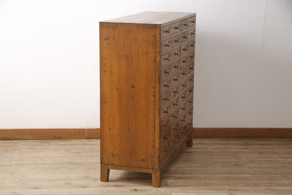 昭和初期のアンティークチェストをリペア&カスタム!木製脚を取り付け、取っ手とネームプレートを交換。1トーン落ち着いた色味に着色仕上げ。(引き出し、小物収納、店舗什器)