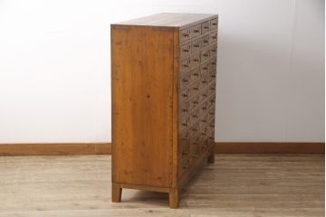 昭和初期のアンティークチェストをリペア&カスタム!木製脚を取り付け、取っ手とネームプレートを交換。1トーン落ち着いた色味に着色仕上げ。(引き出し、小物収納、店舗什器)