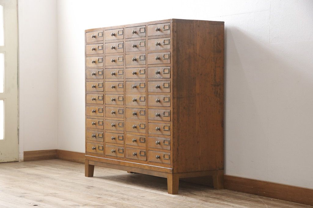 昭和初期のアンティークチェストをリペア&カスタム!木製脚を取り付け、取っ手とネームプレートを交換。1トーン落ち着いた色味に着色仕上げ。(引き出し、小物収納、店舗什器)