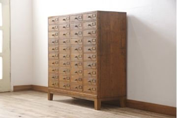 昭和初期のアンティークチェストをリペア&カスタム!木製脚を取り付け、取っ手とネームプレートを交換。1トーン落ち着いた色味に着色仕上げ。(引き出し、小物収納、店舗什器)