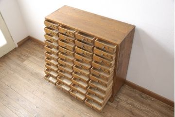 昭和初期のアンティークチェストをリペア&カスタム!木製脚を取り付け、取っ手とネームプレートを交換。1トーン落ち着いた色味に着色仕上げ。(引き出し、小物収納、店舗什器)