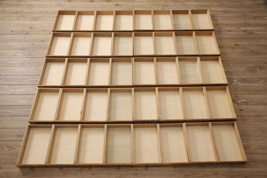 昭和初期のアンティークチェストをリペア&カスタム!木製脚を取り付け、取っ手とネームプレートを交換。1トーン落ち着いた色味に着色仕上げ。(引き出し、小物収納、店舗什器)