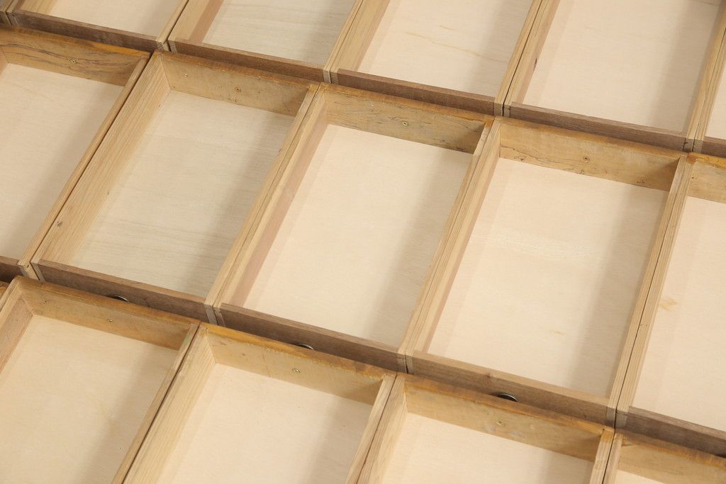 昭和初期のアンティークチェストをリペア&カスタム!木製脚を取り付け、取っ手とネームプレートを交換。1トーン落ち着いた色味に着色仕上げ。(引き出し、小物収納、店舗什器)