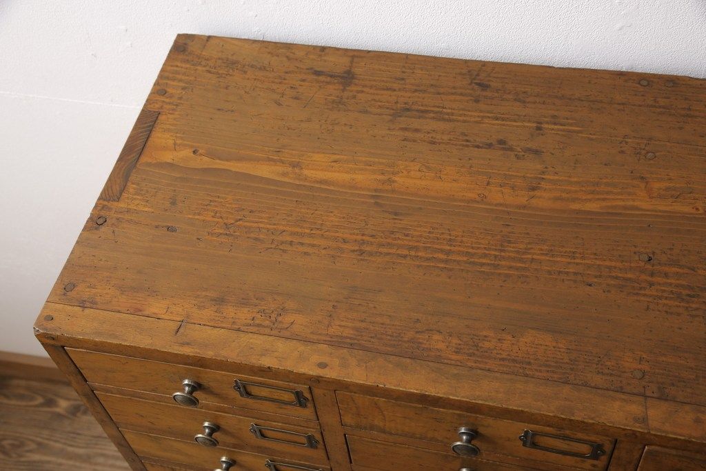 昭和初期のアンティークチェストをリペア&カスタム!木製脚を取り付け、取っ手とネームプレートを交換。1トーン落ち着いた色味に着色仕上げ。(引き出し、小物収納、店舗什器)