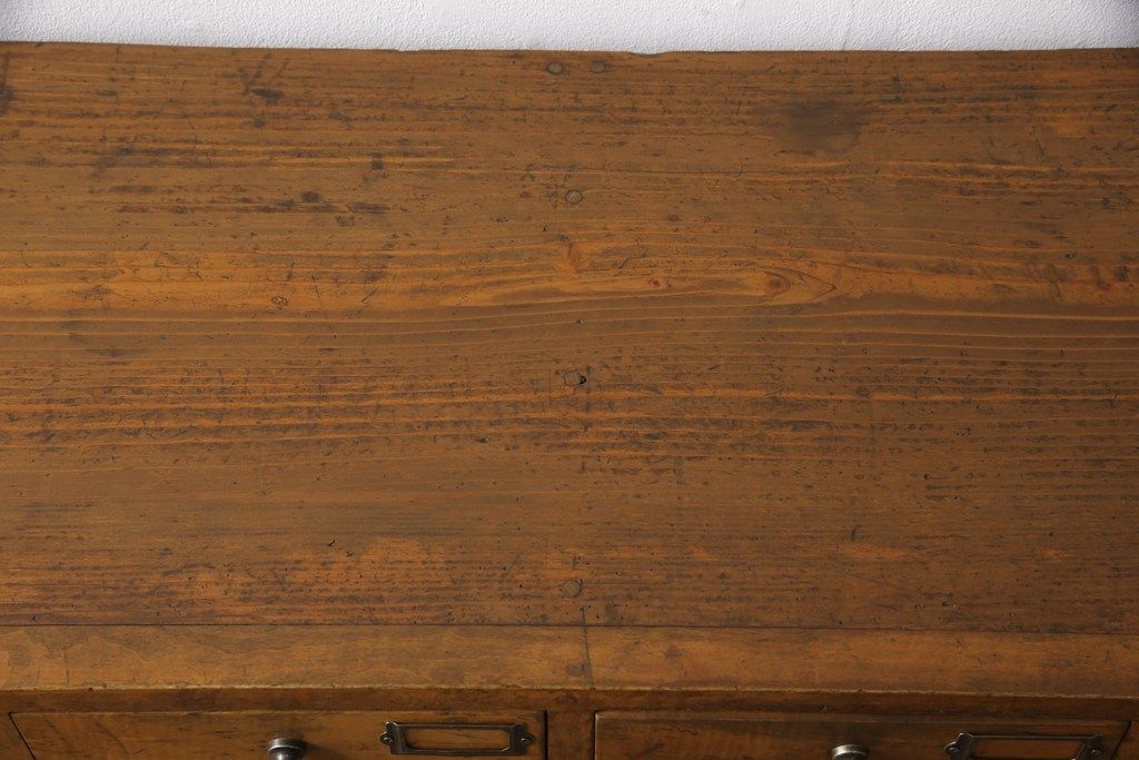 昭和初期のアンティークチェストをリペア&カスタム!木製脚を取り付け、取っ手とネームプレートを交換。1トーン落ち着いた色味に着色仕上げ。(引き出し、小物収納、店舗什器)