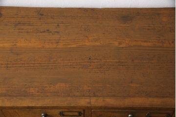 昭和初期のアンティークチェストをリペア&カスタム!木製脚を取り付け、取っ手とネームプレートを交換。1トーン落ち着いた色味に着色仕上げ。(引き出し、小物収納、店舗什器)