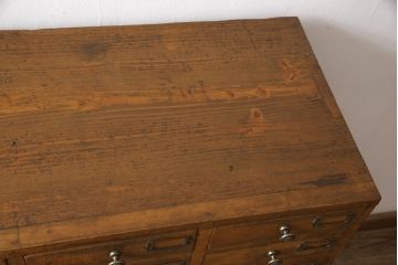 昭和初期のアンティークチェストをリペア&カスタム!木製脚を取り付け、取っ手とネームプレートを交換。1トーン落ち着いた色味に着色仕上げ。(引き出し、小物収納、店舗什器)