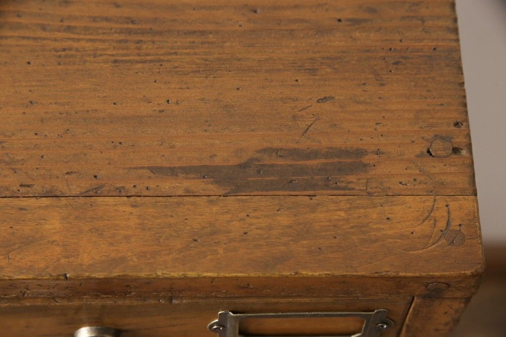 昭和初期のアンティークチェストをリペア&カスタム!木製脚を取り付け、取っ手とネームプレートを交換。1トーン落ち着いた色味に着色仕上げ。(引き出し、小物収納、店舗什器)