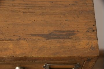 昭和初期のアンティークチェストをリペア&カスタム!木製脚を取り付け、取っ手とネームプレートを交換。1トーン落ち着いた色味に着色仕上げ。(引き出し、小物収納、店舗什器)