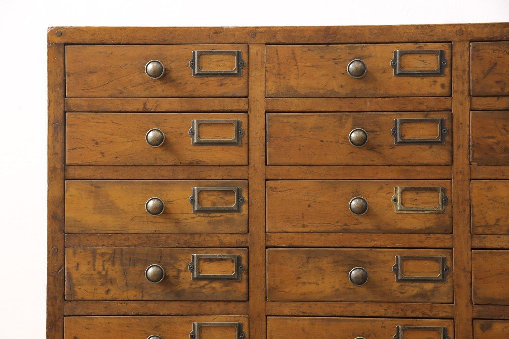 昭和初期のアンティークチェストをリペア&カスタム!木製脚を取り付け、取っ手とネームプレートを交換。1トーン落ち着いた色味に着色仕上げ。(引き出し、小物収納、店舗什器)