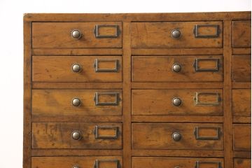 昭和初期のアンティークチェストをリペア&カスタム!木製脚を取り付け、取っ手とネームプレートを交換。1トーン落ち着いた色味に着色仕上げ。(引き出し、小物収納、店舗什器)