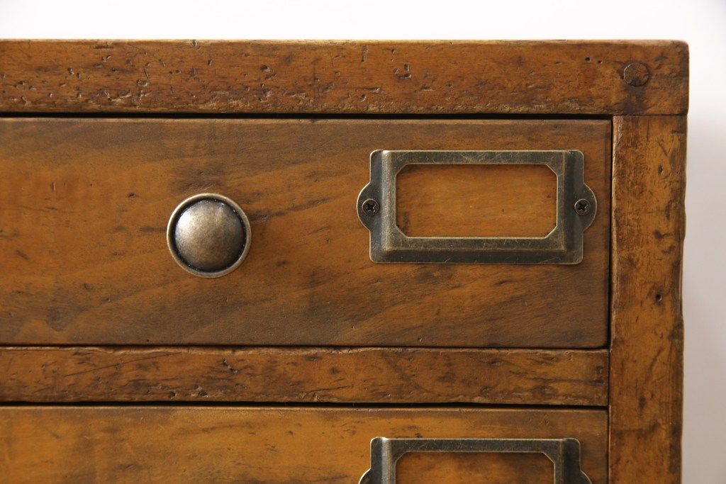 昭和初期のアンティークチェストをリペア&カスタム!木製脚を取り付け、取っ手とネームプレートを交換。1トーン落ち着いた色味に着色仕上げ。(引き出し、小物収納、店舗什器)