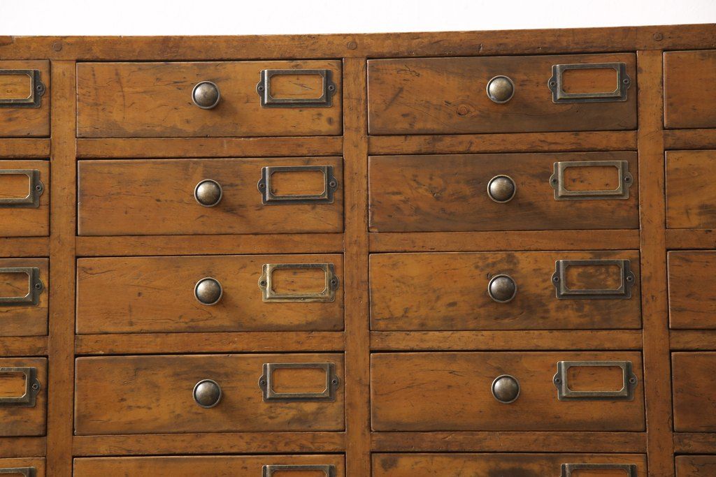 昭和初期のアンティークチェストをリペア&カスタム!木製脚を取り付け、取っ手とネームプレートを交換。1トーン落ち着いた色味に着色仕上げ。(引き出し、小物収納、店舗什器)